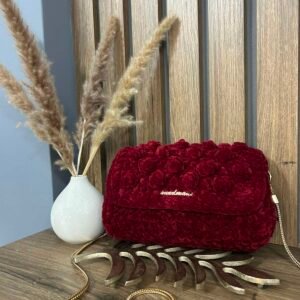 Χειροποίητη πλεκτή βελούδινη τσάντα μπορντό με χρυσή αλυσίδα