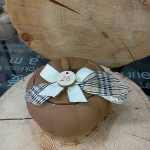 Γούρι κολοκύθα με αρωματικό κερί καφέ με καρό φιόγκο 11*8