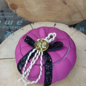 Γούρι κολοκύθα με αρωματικό κερί φούξια με μαύρο φιόγκο 11*8