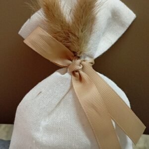 Μπομπονιέρα πουγκί ιβουαρ αποχρωση με αποξυραμενα λουλουδάκια