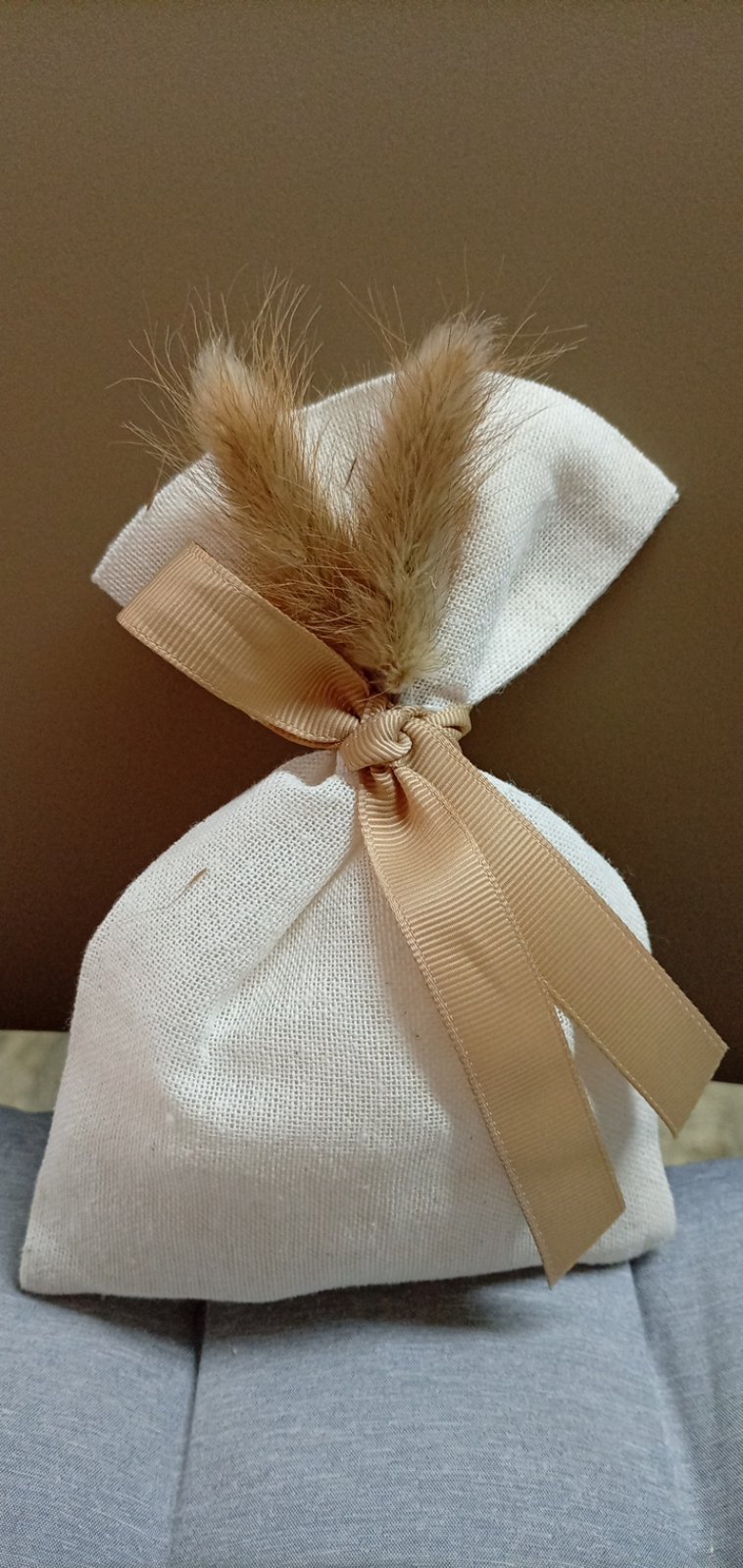 Μπομπονιέρα πουγκί ιβουαρ αποχρωση με αποξυραμενα λουλουδάκια